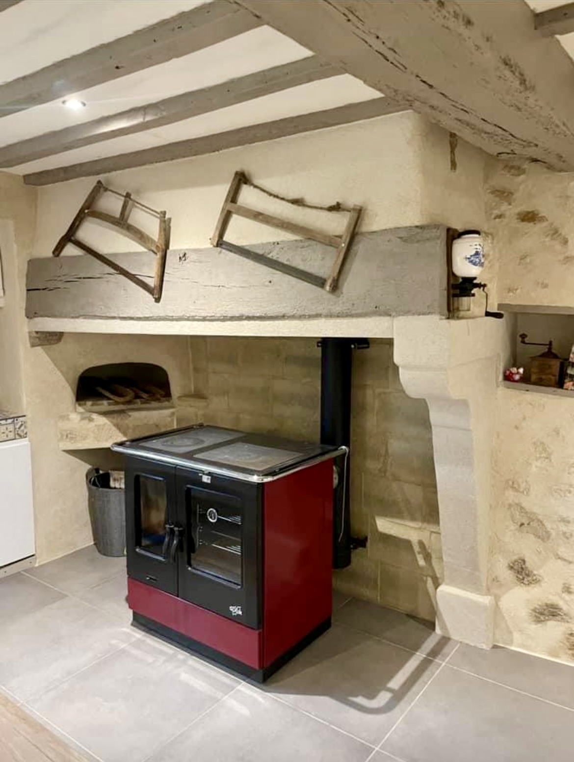 Installation d’une cuisinière à bois Godin Divomès intégrée dans une cheminée – Alboussière (Ardèche)