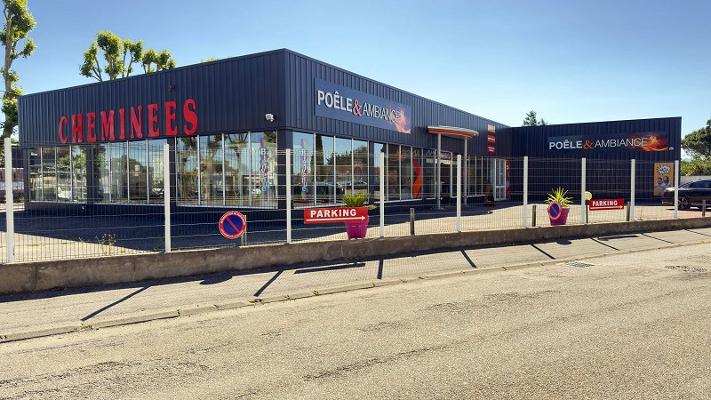 Magasin et showroom de Poêle & Ambiance avec des poêles à bois, des poêles à granulés et des cheminées à proximité de Valence (Drôme)