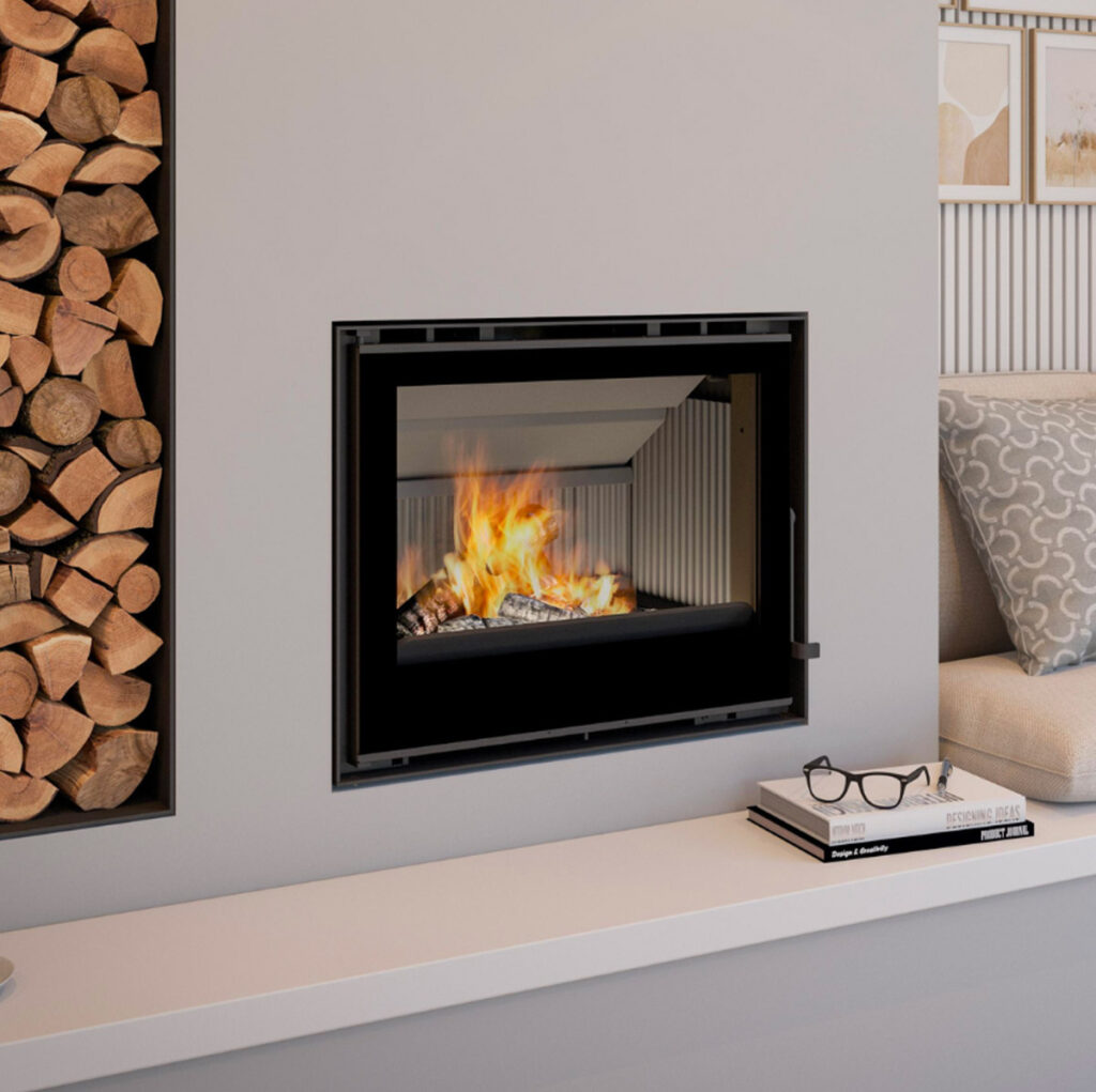 Insert et foyer à bois Chama Crystal 69 Fonte chez Poêle & Ambiance sur Valence (Drôme Ardèche)