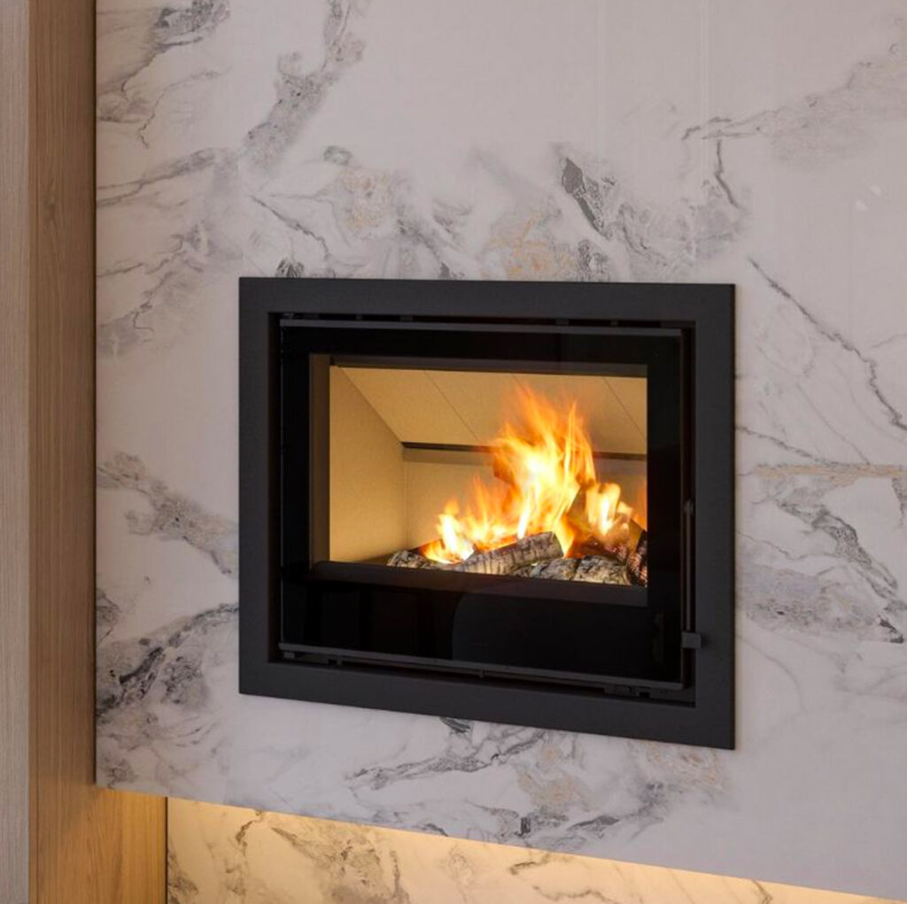 Insert et foyer à bois Chama Crystal 69 Vermiculite chez Poêle & Ambiance sur Valence (Drôme Ardèche)