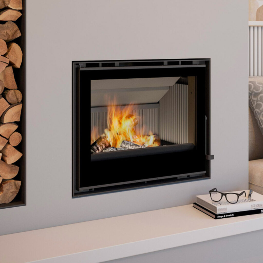 Insert et foyer à bois Chama Crystal 78 Fonte chez Poêle & Ambiance sur Valence (Drôme Ardèche)