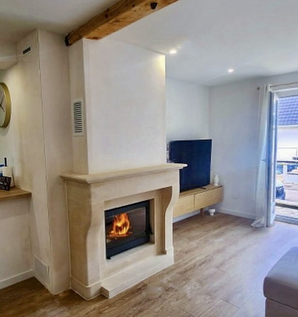 Cheminée sur mesure en pierre de Bourgogne vieillie à Saint-Marcel-lès-Valence (Drôme)