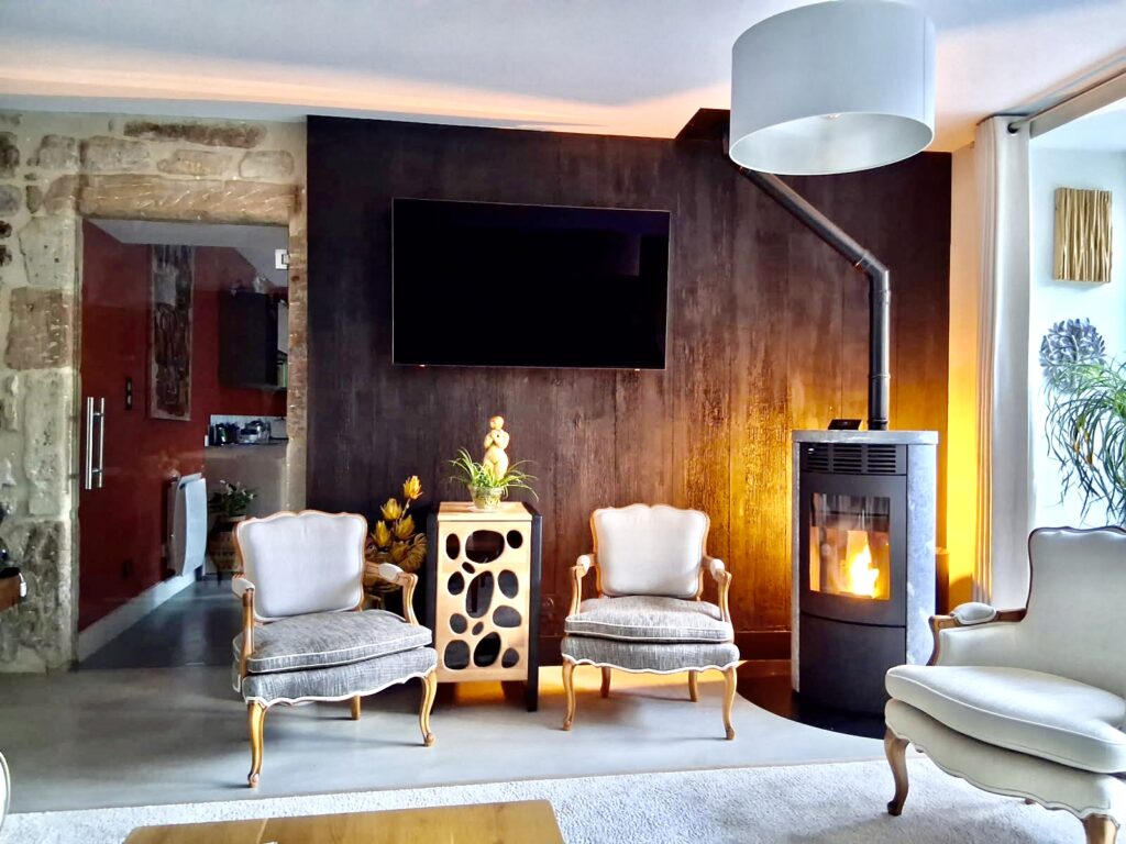 Réalisation Exceptionnelle à Vernoux-en-Vivarais : Installation d'un Poêle à Granulés d'Accumulation Green 250 Heta !