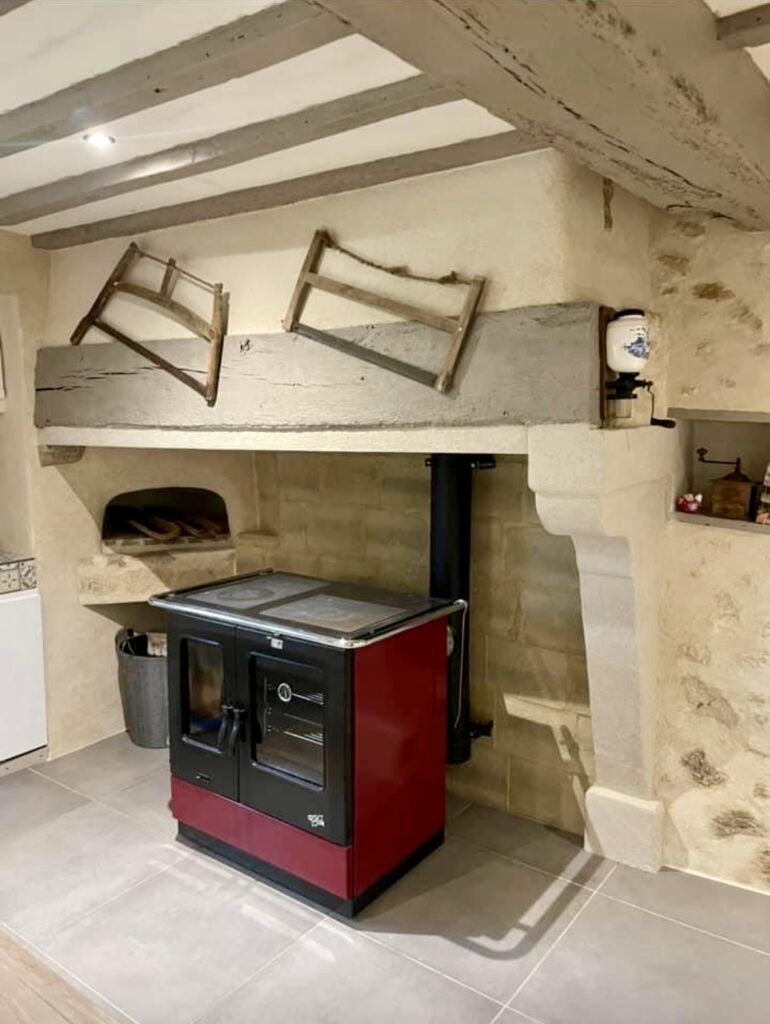 Installation d’une cuisinière à bois Godin Divomès intégrée dans une cheminée – Alboussière (Ardèche)